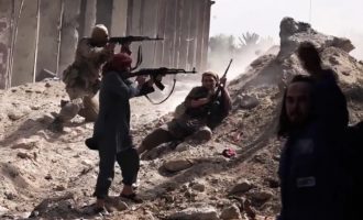 Το Ισλαμικό Κράτος βάζει βόμβες, σκοτώνει στρατιώτες και στήνει ενέδρες μέσα στη Μοσούλη