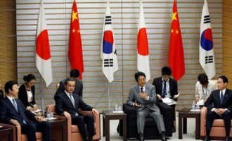 Έδωσαν τα χέρια για ενίσχυση της συνεργασίας τους Κίνα – Ιαπωνία – Νότια Κορέα