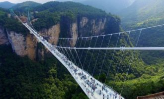 Αν τολμάς ανέβα: Η μεγαλύτερη και ψηλότερη γυάλινη γέφυρα του κόσμου (βίντεο)