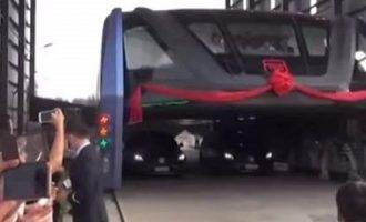 Λεωφορείο που κινείται πάνω από ΙΧ! (βίντεο)