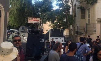 Έφοδος της τουρκικής Αστυνομίας στα γραφεία της εφημερίδας Οζγκούρ Γκουντέμ
