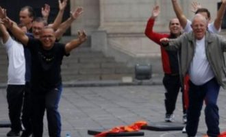 Υπουργοί στο Περού το έριξαν στη γυμναστική στην αυλή του Προεδρικού Μεγάρου (βίντεο)