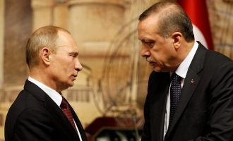 Γλείφει όπου έφτυνε: Τώρα ο Ερντογάν θεωρεί φίλο τον Πούτιν