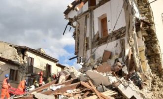 Πρόσφυγες σπεύδουν σε βοήθεια των σεισμόπληκτων στην Καλαβρία