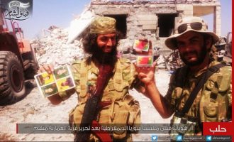 Τούρκοι τζιχαντιστές στη Συρία δείχνουν τους Κούρδους αντάρτες που σκότωσαν(;)