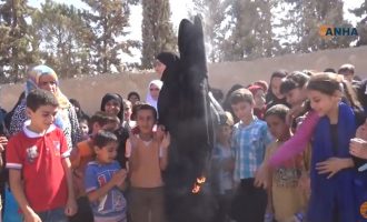 Γυναίκες της Συρίας καίνε τις μπούρκες που τους φόρεσε το Ισλαμικό Κράτος (βίντεο)