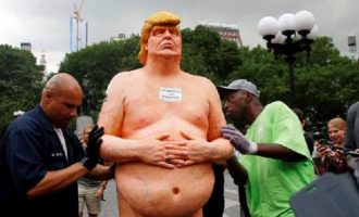 Πωλείται γυμνό άγαλμα του Τραμπ για να ενισχυθούν οικονομικά οι μετανάστες!