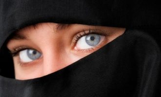 Μουσουλμάνοι εξευτέλισαν τους φιλελέδες: Το νικάμπ δεν είναι θρησκευτικό σύμβολο είναι ηθικός περιορισμός