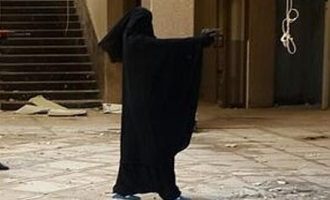 Γυναίκα με μπούρκα σκότωσε πέντε τζιχαντιστές με σιγαστήρα στη Μοσούλη