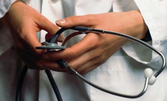 Συνελήφθη η γιατρός που αναζητούσαν για την «καμόρα» των αντικαρκινικών φαρμάκων