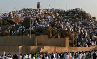 Εκατομμύρια μουσουλμάνοι στο όρος Αραφάτ στη Σαουδική Αραβία