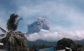 Εκατοντάδες αγνοούνται μετά από έκρηξη ηφαιστείου στην Ινδονησία (βίντεο)