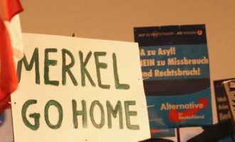 Η δυσαρέσκεια για το προσφυγικό στη Γερμανία “ανεβάζει” το AfD