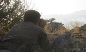 Ο τουρκικός στρατός δεν βρίσκει στόχο και οι Κούρδοι τους… κοιτάνε (βίντεο)