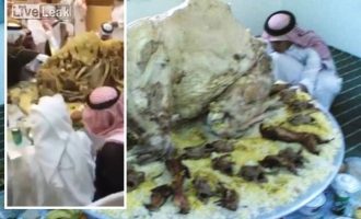 Δείτε τους πρίγκιπες της Σαουδικής Αραβίας να τρώνε δεκάδες καμήλες (βίντεο)
