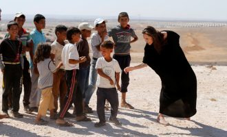 Δραματική έκκληση της Τζολί: Να μπει τέλος στο πόλεμο στην Συρία
