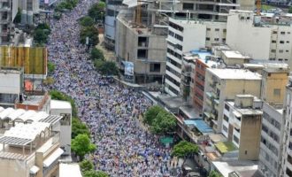 Λίγο πριν τον εμφύλιο η Βενεζουέλα – Εκατοντάδες χιλιάδες διαδηλωτές κατά Μαδούρο