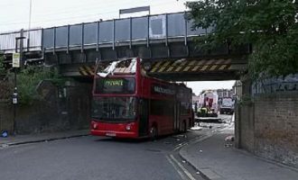 Λονδίνο: Διώροφο λεωφορείο σφήνωσε κάτω από γέφυρα – 26 τραυματίες