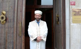 Ελληνόφωνος παλαιστής ο ιμάμης της Αγίας Σοφίας – Μόνο για 100 άτομα έγινε το τζαμί