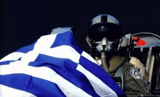 Ποιο μήνυμα έστειλε για την 28η Οκτωβρίου ο κυβερνήτης του F-16 που πέταξε πάνω από τη Θεσσαλονίκη (βίντεο)