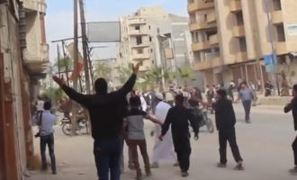 Ισλαμιστές “αντάρτες” πυροβολούν ισλαμιστές διαδηλωτές σε προάστιο της Δαμασκού (βίντεο)