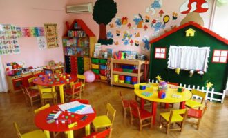 Ο κορωνοϊός «σαρώνει» και η κυβέρνηση ανοίγει τους παιδικούς σταθμούς