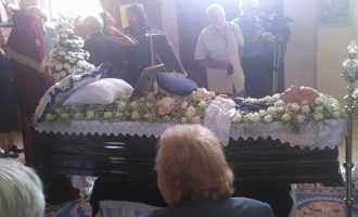 “Παρέλασαν” χρυσαυγίτες στην κηδεία του Παττακού (φωτο)