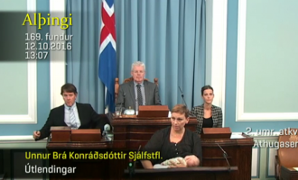 Ισλανδή βουλευτίνα εκφώνησε ομιλία στο κοινοβούλιο θηλάζοντας το μωρό της