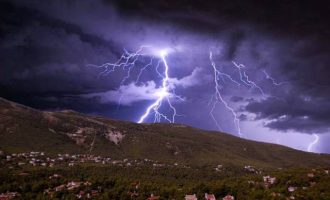 Άνοιξαν οι ουρανοί σε Αττική και Δ. Ελλάδα – Σφοδρές καταιγίδες, δυνατοί άνεμοι και πτώσεις δένδρων