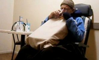 Συγκλονιστικό βίντεο: Καρκινοπαθής παίρνει χάπι ευθανασίας on camera
