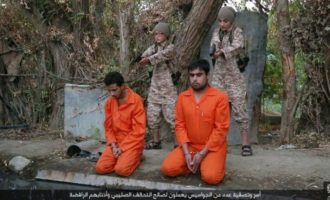 Ισλαμικό Κράτος: Δύο “κουτάβια” εκτέλεσαν αιχμαλώτους στα γόνατα