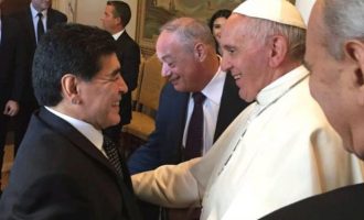 Ο Μαραντόνα “έπαιξε μπάλα” στο Βατικανό – Συνάντηση με Πάπα Φραγκίσκο