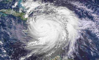 Τυφώνας Μάθιου: Εκκενώνονται οι νοτιοανατολικές ακτές των ΗΠΑ