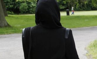 Μουσουλμάνα μαθήτρια αρνήθηκε να δείξει τα αφτιά της σε δάσκαλο και αποβλήθηκε