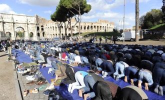 Μουσουλμάνοι προσευχήθηκαν δίπλα στο Κολοσσαίο στη Ρώμη