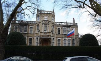Κρεμλίνο: “Η Βρετανία να εγγυηθεί την ασφάλεια των Ρώσων διπλωματών”