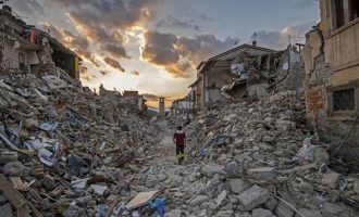 Ρέντσι για τους σεισμούς: Θα ανοικοδομήσουμε εκκλησίες και όλα τα σπίτια