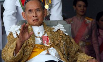 Πέθανε ο βασιλιάς Μπουμιμπόλ Αντουλγιαντέι της Ταϊλάνδης
