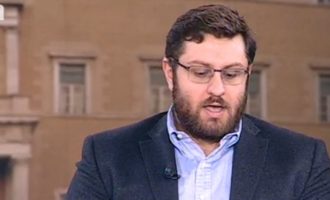 “Καρφώνει” τη ΝΔ ο Ζαχαριάδης: Κάποιοι ποντάρουν στο σενάριο καταστροφής της χώρας (βίντεο)