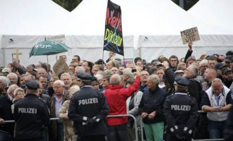Άγριο κράξιμο ακροδεξιών κατά της Μέρκελ στη Δρέσδη (βίντεο)