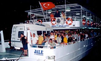 “Παγιδευμένοι” 280 Έλληνες στο Αϊβαλί – Οι Τούρκοι κατάσχεσαν το πλοίο που επέβαιναν