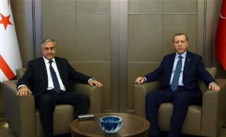 Ερντογάν και Ακιντζί επιμένουν στην παραμονή του κατοχικού στρατού στην Κύπρο
