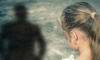 Σοκ στα Πετράλωνα: Αφγανός βίαζε κατ εξακολούθηση τη 10χρονη κόρη της φίλης του!