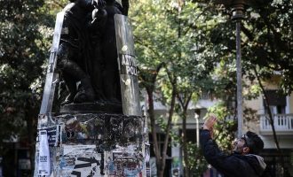 Εξάρχεια: Έκλεψαν ασπίδες και κράνη αστυνομικών και έντυσαν αγάλματα