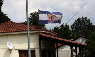 Στέλεχος της ΝΔ “σήκωσε” σημαία της Χούντας στην Ειδομένη