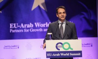 “Ο Μητσοτάκης αδυνατεί να ξεχωρίσει ένα διεθνές κοινό επενδυτών από μια κομματική συνάθροιση”
