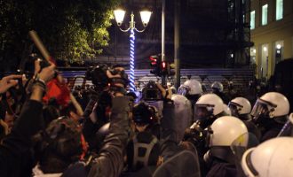 Ένταση στο κέντρο της Αθήνας από τις διαδηλώσεις κατά του Ομπάμα (βίντεο)
