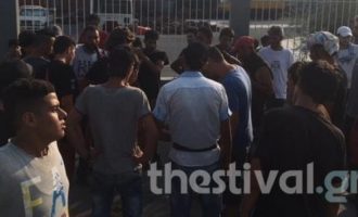 Συμπλοκές προσφύγων στη Θεσσαλονίκη – Συγκρούστηκαν με καδρόνια