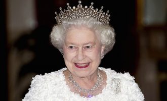 Η βασίλισσα θα καλέσει τον Τραμπ στο παλάτι για τσάι και γεωπολιτική