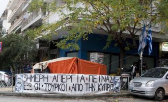 Θεσσαλονίκη: Απεργία πείνας από Κυπρίους φοιτητές έξω από τουρκικό προξενείο